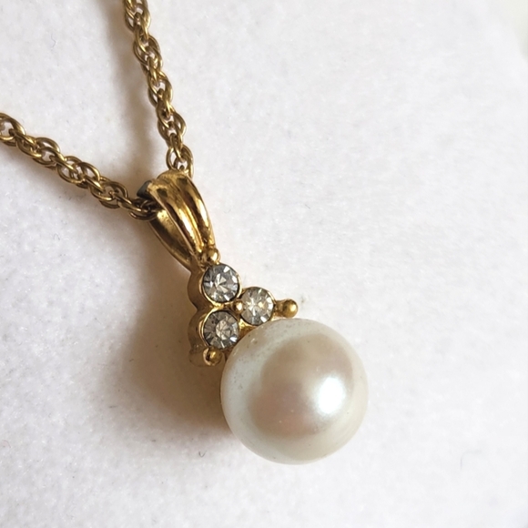 Vintage 1999 Avon Creme Pearl Pendant  Goldtone Necklace - Picture 2 of 6